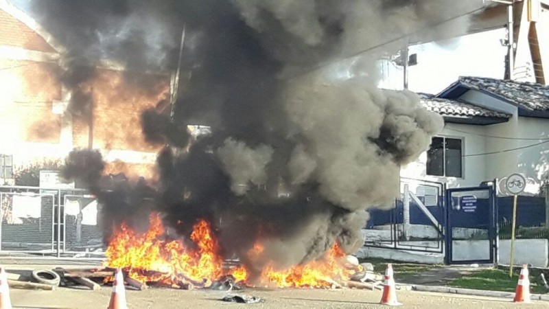 Em protesto, ex-funcionários da Milano incendeiam pneus na frente da empresa