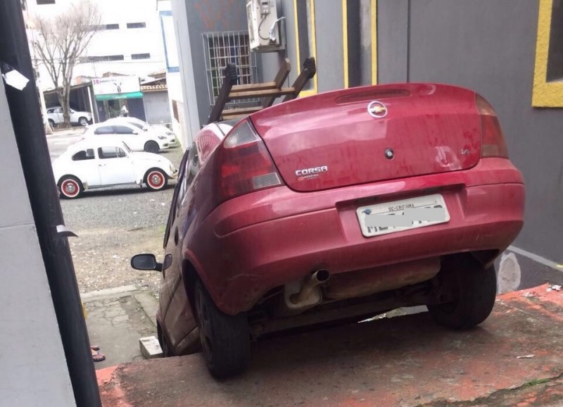 O carro encontrou o caminho errado no Centro