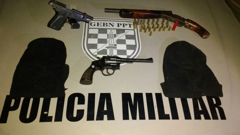 Trio armado rouba dinheiro de igreja e capota veiculo na fuga; buscas continuam