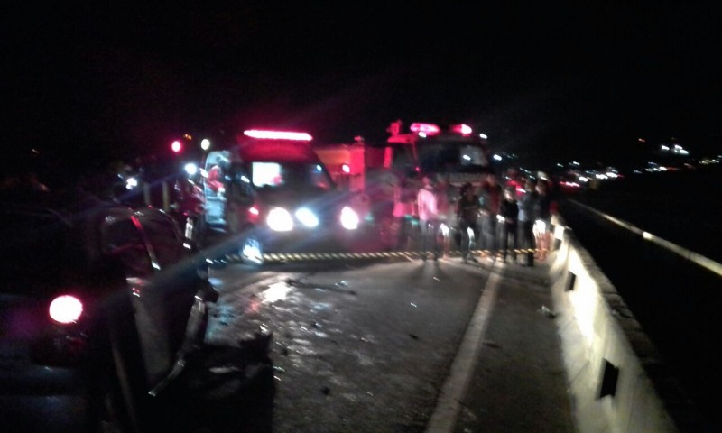 Atualizada: Colisão de veículos deixa o trânsito parado na BR-101