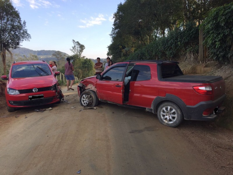 Idoso é socorrido com lesões na face após colisão frontal