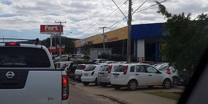 Motoristas multados por estacionar no acostamento para ir ao Fort Atacadista