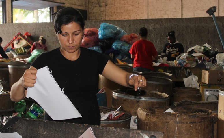 Reportagem vivencia o pesado trabalho dos catadores da coleta seletiva 