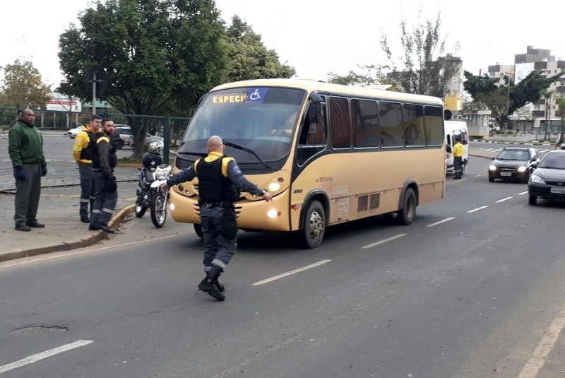 Vans e micro-ônibus passam por fiscalização