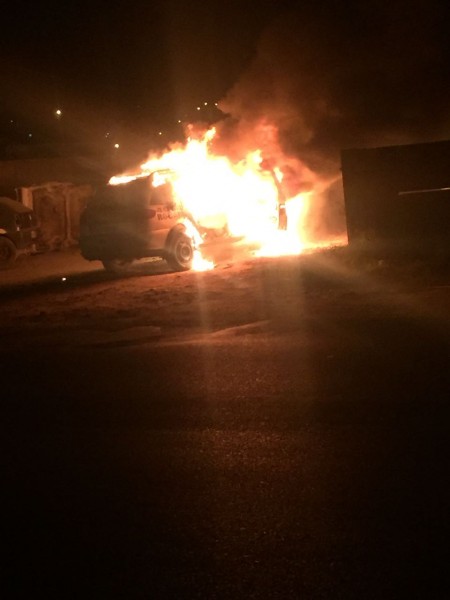 Viatura da PM é incendiada no bairro Cristo Redentor