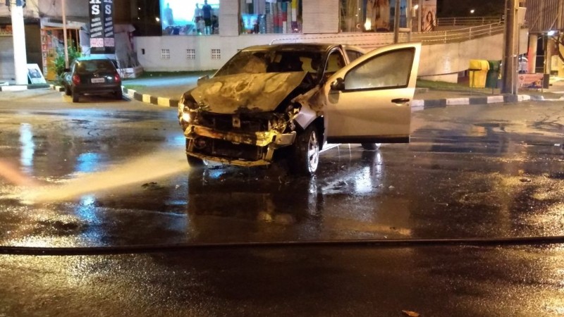 Carro ocupado por padre Samiro Meurer capota na Av. Centenário após colisão