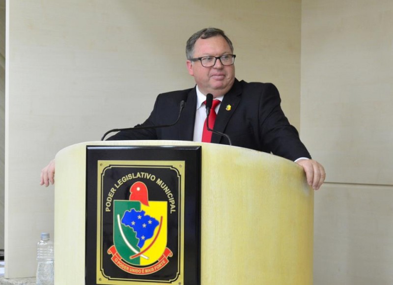 Vereadores poderão continuar secretários em Criciúma