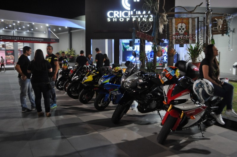 Motociclistas reunidos no Criciúma Shopping