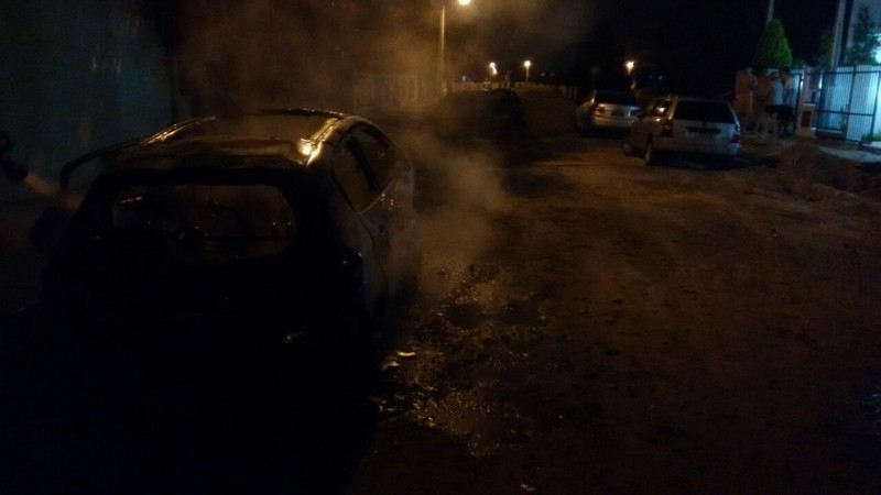 Carro é atingido por incêndio 