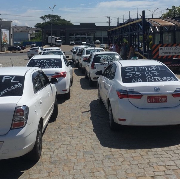 Taxistas realizam manifestação