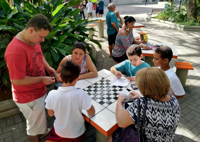 Troca de figurinhas movimenta a Praça Nereu Ramos