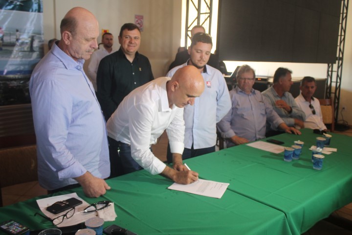 Ordem de serviço do Calçadão da Beira-Mar é entregue