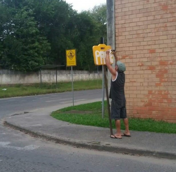 Placa artesanal é instalada para resolver um velho problema no São Luiz