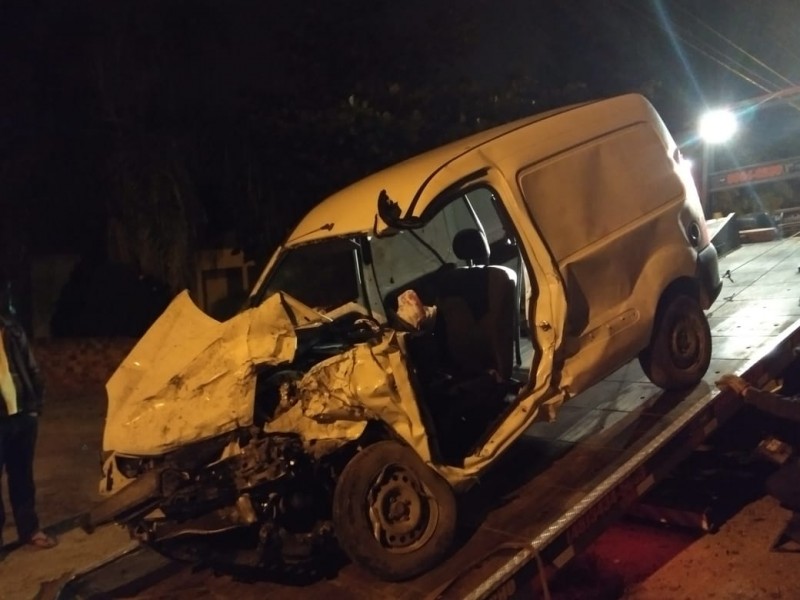 Colisão frontal deixa duas vítimas em estado grave