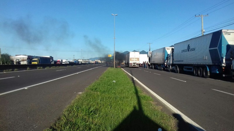 Greve de caminhoneiros paralisa BR-101 contra alta dos combustíveis