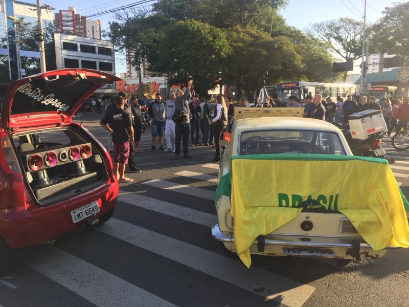 Manifestantes trancam Avenida Centenário, em Criciúma