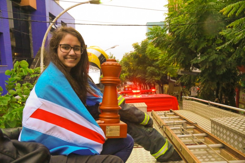 Kathiê é homenageada com desfile no caminhão do Corpo de Bombeiros
