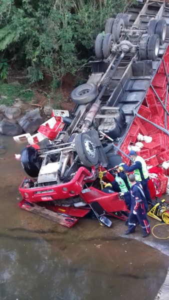 Caminhoneiro é resgatado com vida após cinco horas preso em ferragens