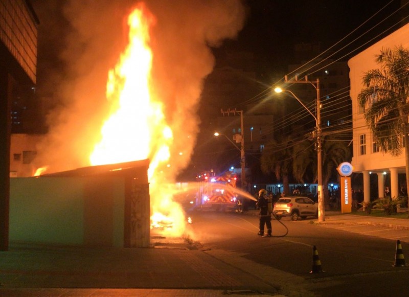 Bombeiros de Criciúma combatem incêndio