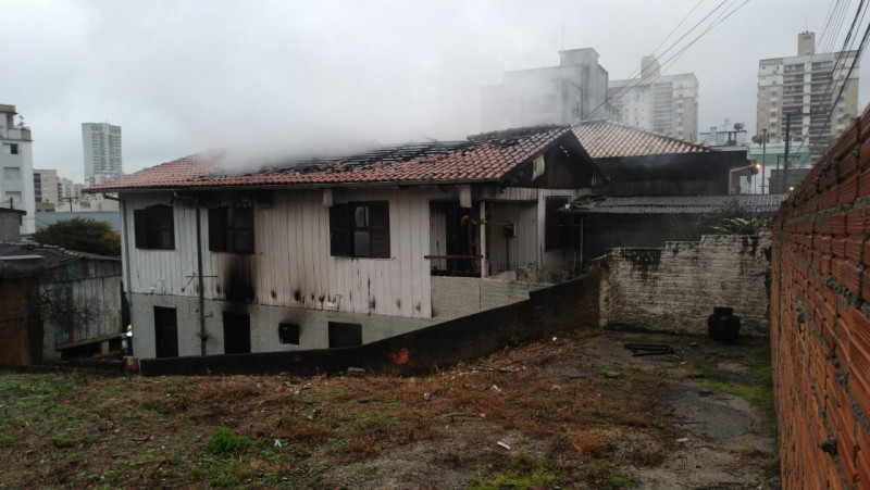 Bombeiros combatem incêndio em casa no bairro São Cristóvão