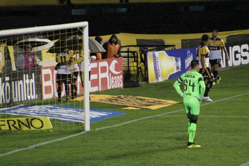 Criciúma abre 2 a 0, mas joga mal no segundo tempo e deixa escapar vitória no Majestoso