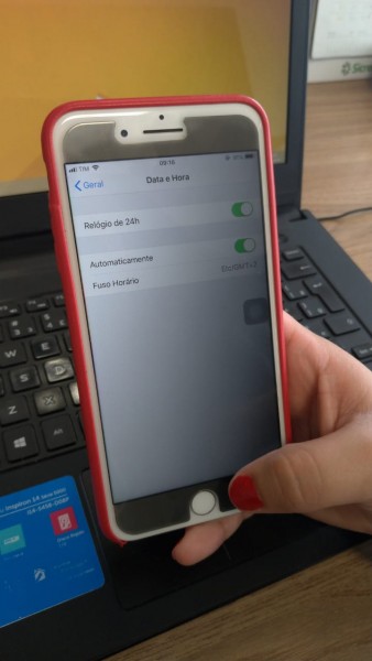 Celulares atualizam horário e usuários acordam uma hora mais cedo