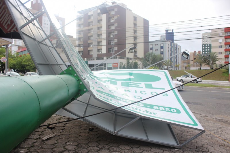 Confira a galeria de fotos dos estragos produzidos pelo temporal 