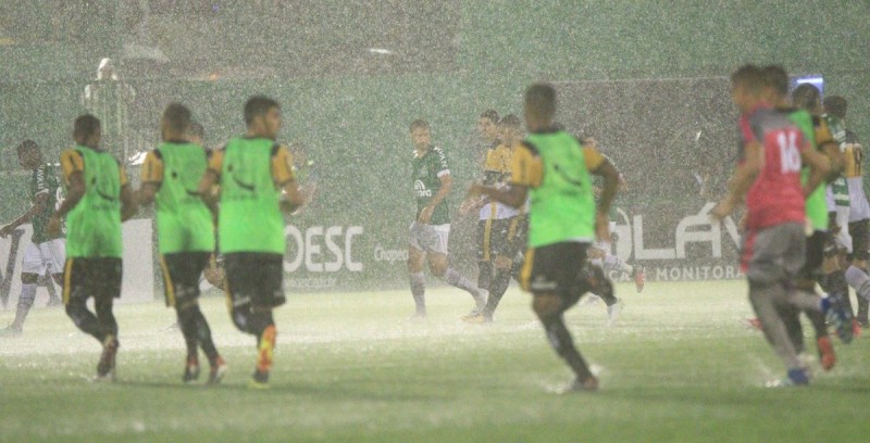 Chuva, raios, paralisação e mais uma derrota do Criciúma em Chapecó