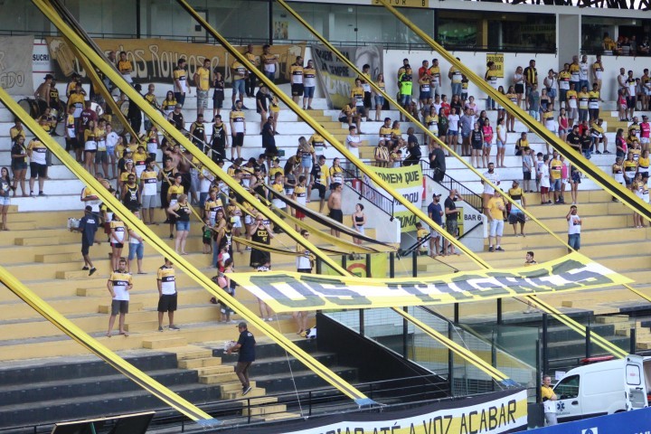 Torcida carvoeira empurra o Tigre para vitória em casa