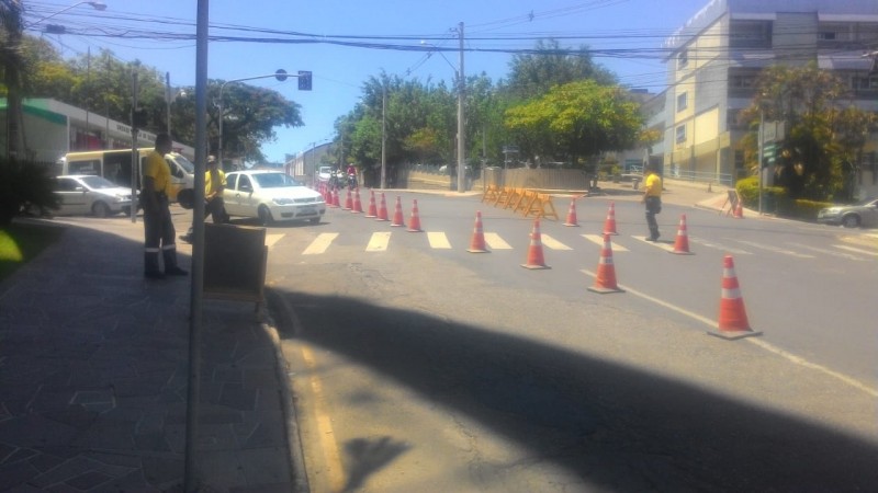 Obras na rua Hercílio Luz mantém trânsito alterado