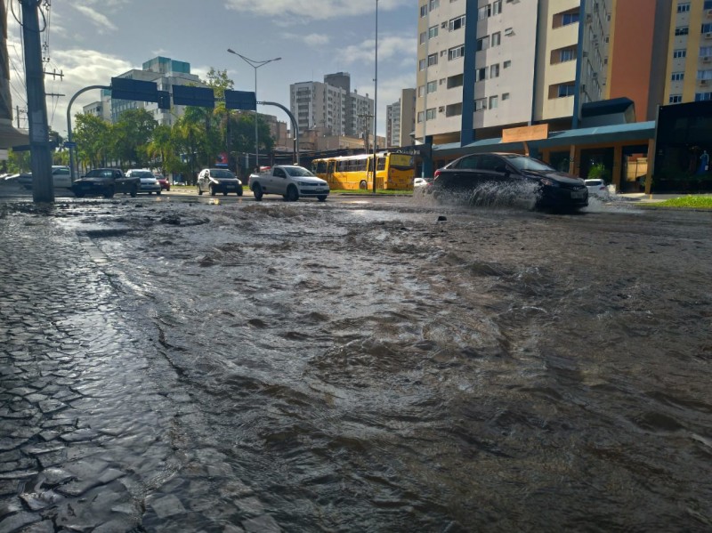 Vazamento inunda Avenida Centenário e causa transtornos