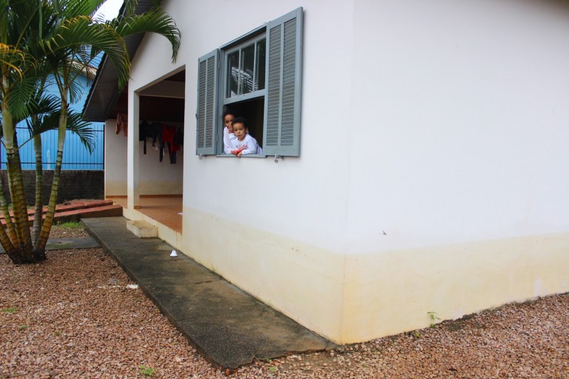 Moradora ficou ilhada dentro de casa com os três filhos