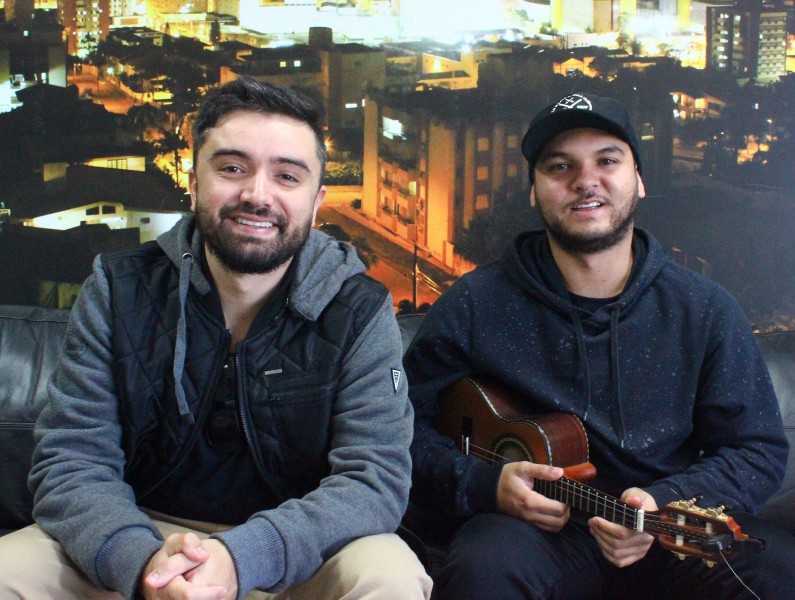 Bruninho e Shipe lançam nova música ‘Coca Cola de Garrafa’ 