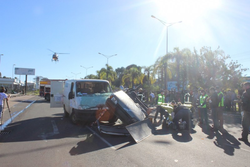 Simulado de resgate aéreo é realizado na avenida Centenário