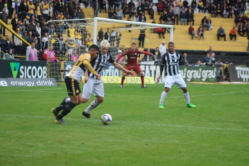 “Esse empate preocupa a gente”, declara Juninho Camargo