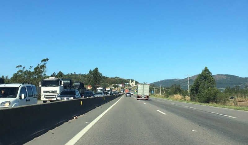 Mais de 20 quilômetros de fila são registrados no Túnel do Morro Formigão em Tubarão 