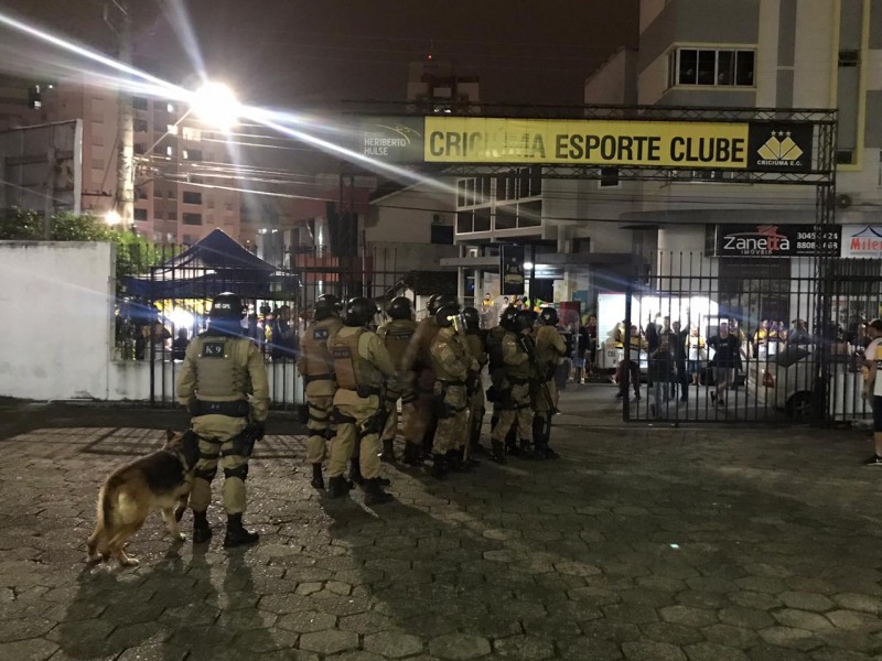 Após novo revés, torcida tricolor protesta no Majestoso 