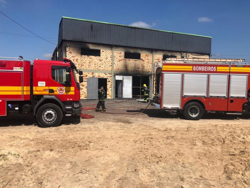 Incêndio criminoso é registrado em fábrica de etiquetas no município de Araranguá