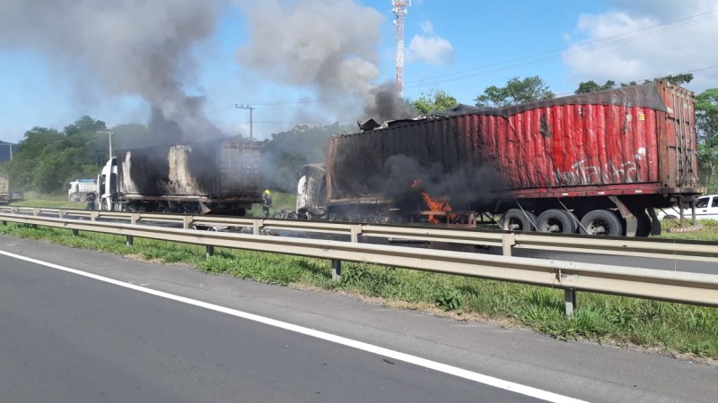Motorista morre carbonizado após colisão entre carretas em Maracajá