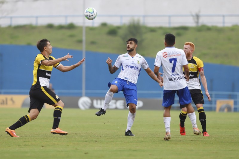 Roberto Cavalo aponta necessidade de sete reforços no Criciúma