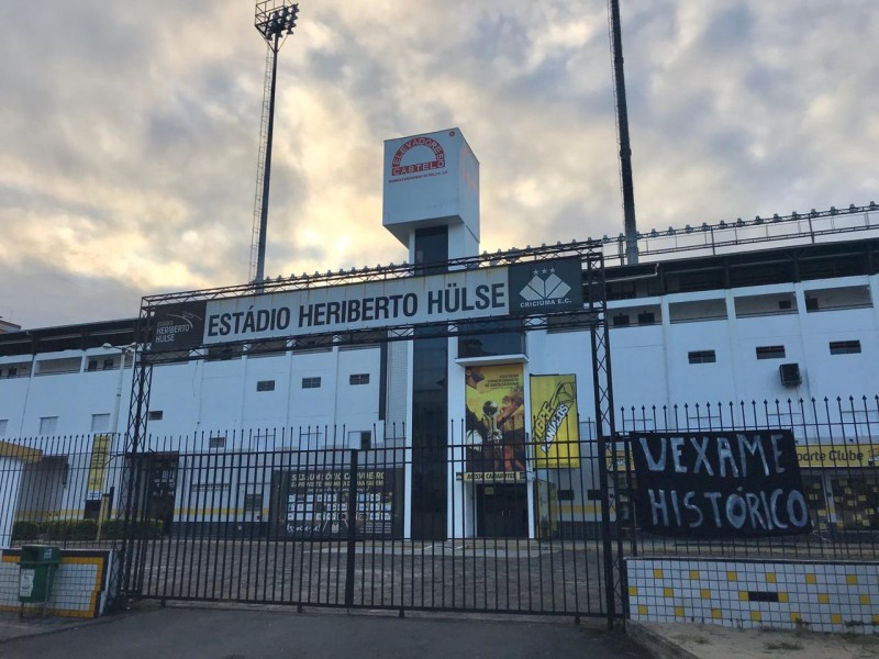 ‘Derrota histórica’: torcida do Tigre protesta com faixa no estádio Heriberto Hülse 