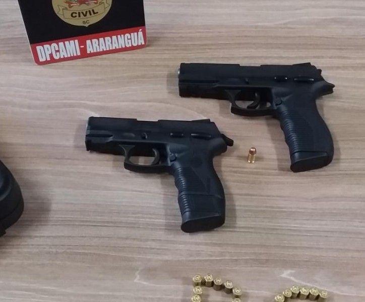 Dpcami apreende pistolas de suspeito de violência doméstica 