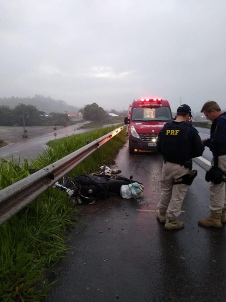 Motociclista fica ferido em acidente na BR-101