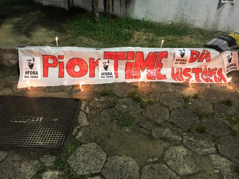Com faixas e cartazes, torcida tricolor protesta contra diretoria 