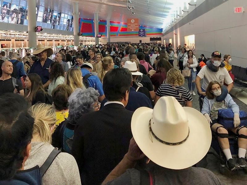 Controle maior na entrada: filas de até oito horas nos aeroportos nos EUA