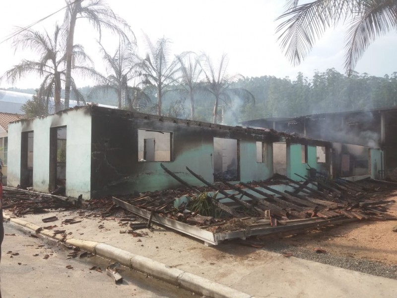 Residência é destruída por incêndio em Grão Pará