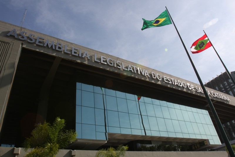 Alesc suspende eventos, mas mantém sessões e reuniões