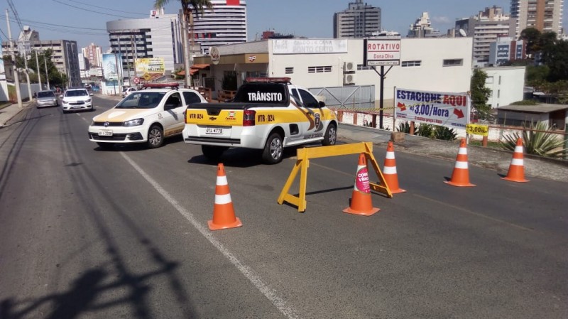 Centro de Triagem: trânsito é interrompido em meia pista para montagem de barracas 