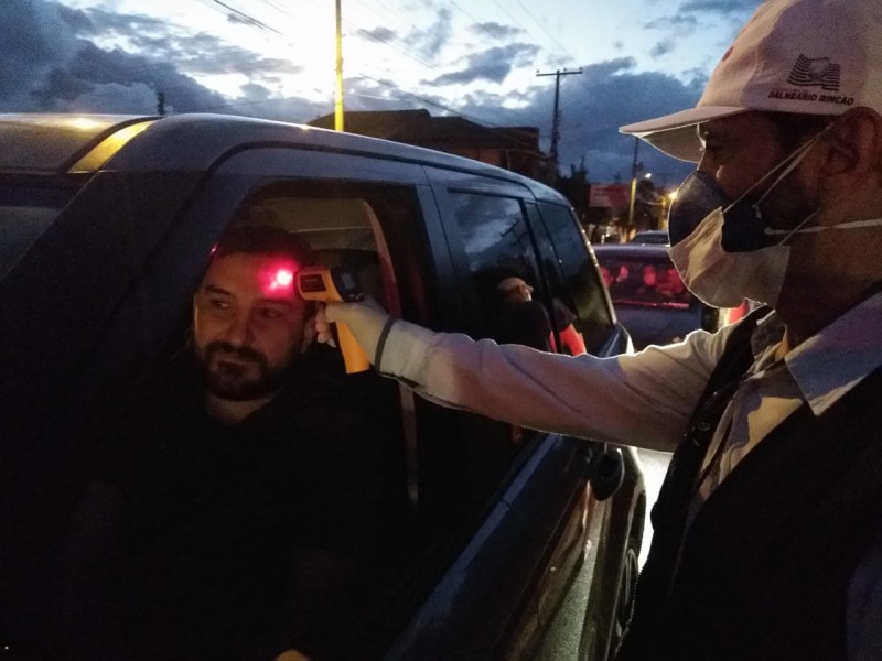Motoristas e ocupantes de veículos passam por medição de temperatura antes de entrar no Rincão