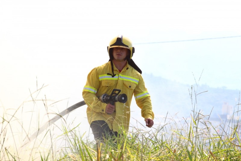 Bombeiros combatem incêndio no bairro Jardim Angélica